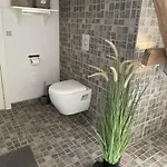 Large 1st Floor شقة
