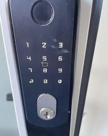 Large 1st Floor Апартаменты *